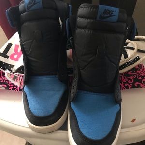 Jordan 1 comes wit laces I’ll put them in the box